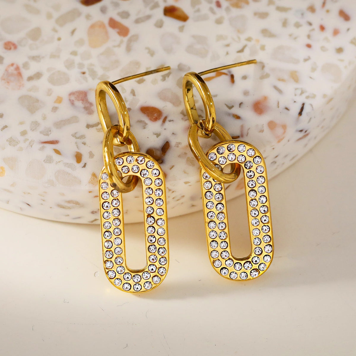 LAIA : Boucles d'oreilles de forme rectangulaire arrondie serties de pierres de zircone