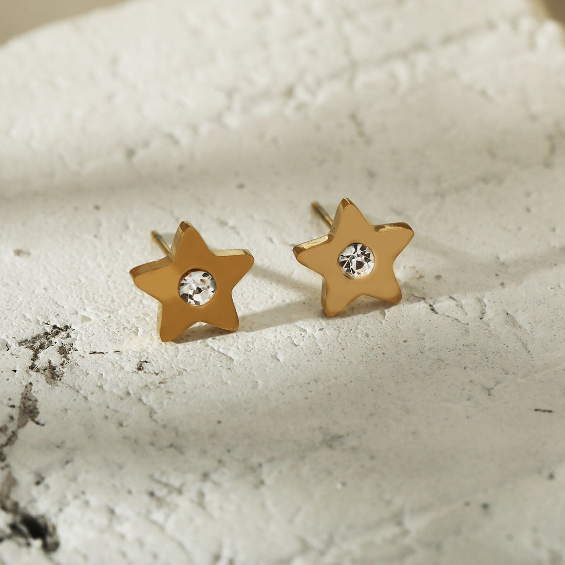 LAYLA Gold : Puces d'oreilles en forme d'étoile avec un oxyde de zirconium solitaire au centre
