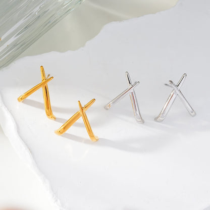 LINDSBORG: Boucles d'oreilles clous géométriques entrecroisés en or