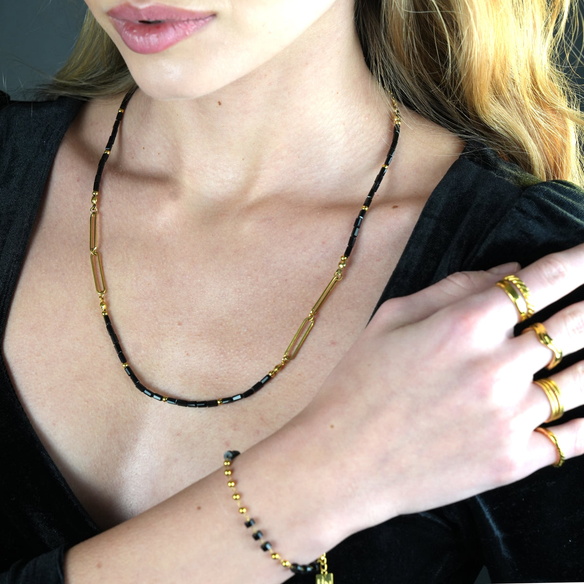 Collier chaîne trombone perlé LORENA noir et or