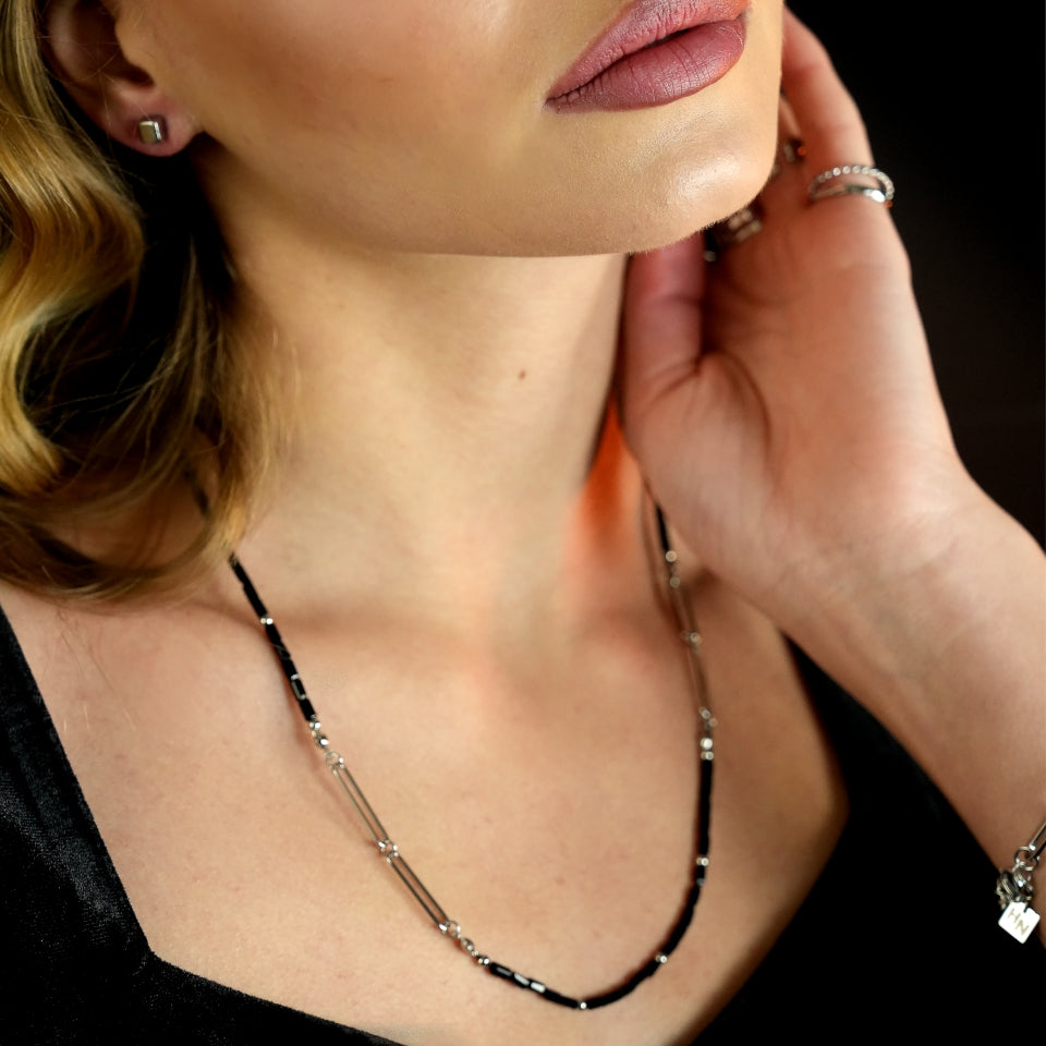 Collier LORENA en chaîne trombone avec perles noires et argentées