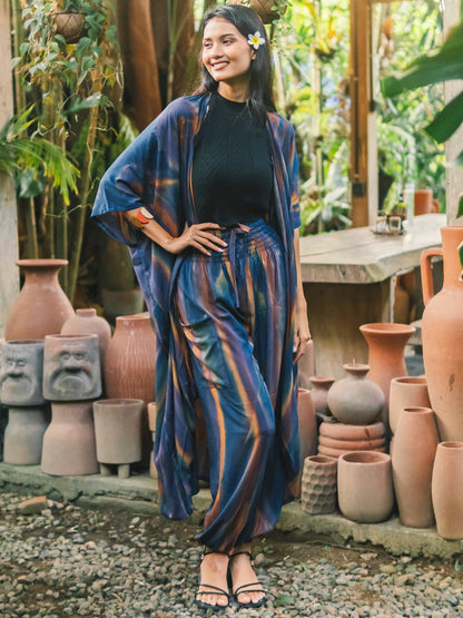 Long kimono abstrait tie-dye bleu marine et doré