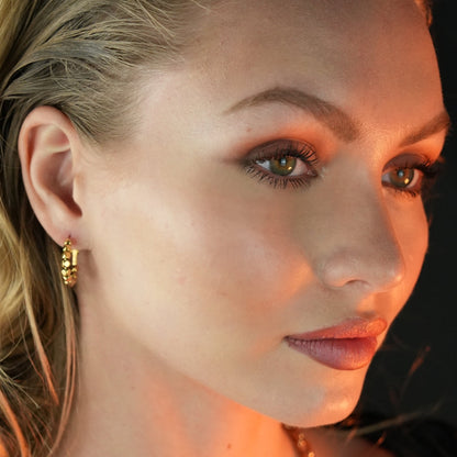Boucles d'oreilles créoles LUANDA contrastées dorées et perlées