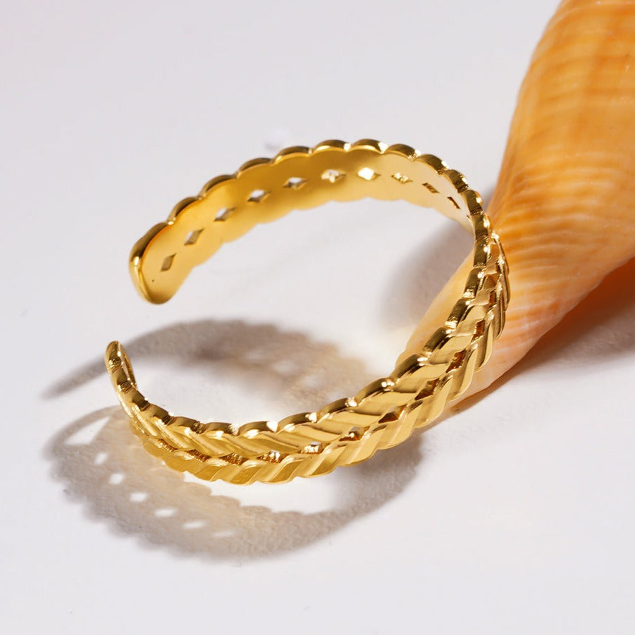 LUCAS : Bague texturée avec motif chevrons superposés