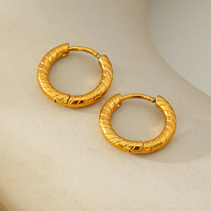 LUPITA : Boucles d'oreilles créoles texturées à motif tourbillon dorées