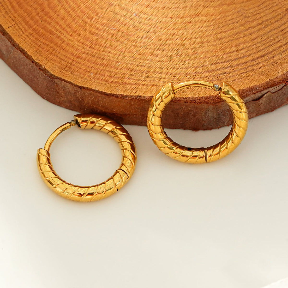 LUPITA : Boucles d'oreilles créoles texturées à motif tourbillon dorées