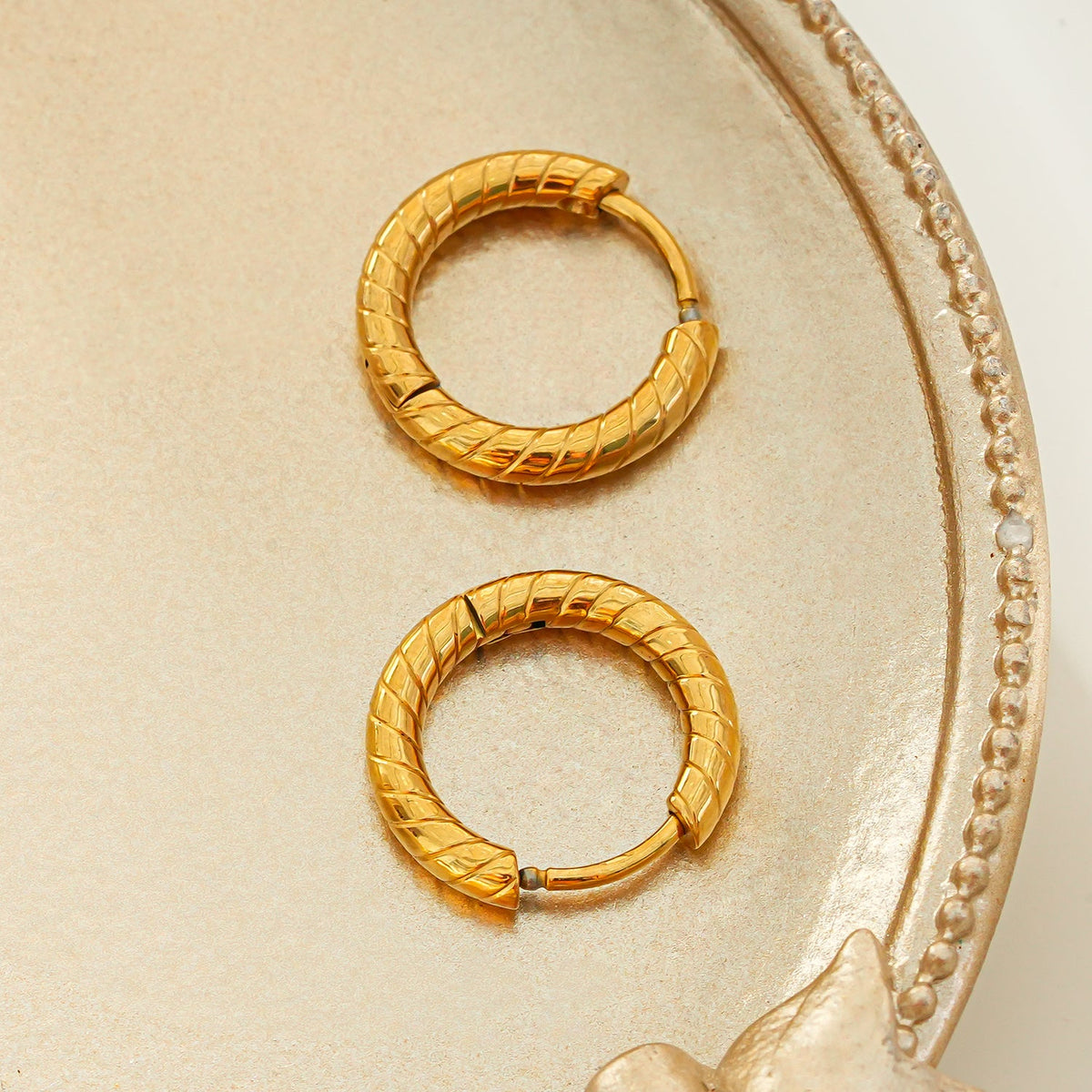 LUPITA : Boucles d'oreilles créoles texturées à motif tourbillon dorées