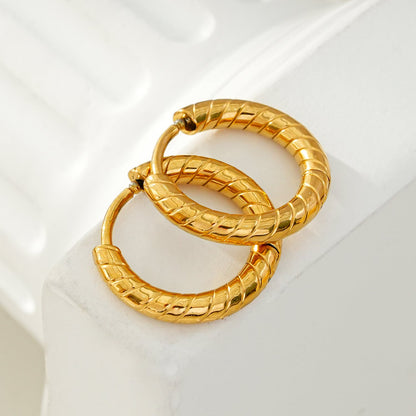 LUPITA : Boucles d'oreilles créoles texturées à motif tourbillon dorées