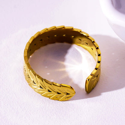 MAEL: Herringbone Design Textured Ring Band.