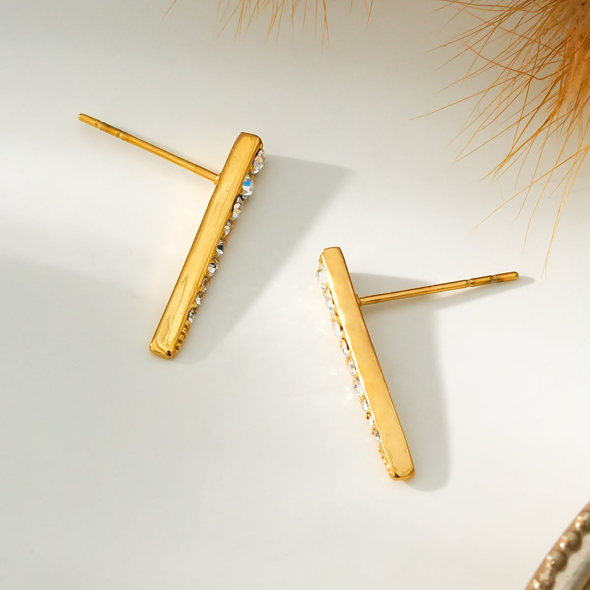 MAGNOLIA Gold : Clous d'oreilles minimalistes en forme de barre sertie de zircons pavés