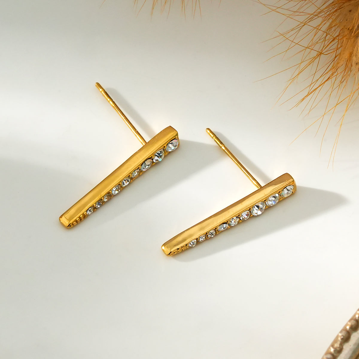 MAGNOLIA Gold : Clous d'oreilles minimalistes en forme de barre sertie de zircons pavés