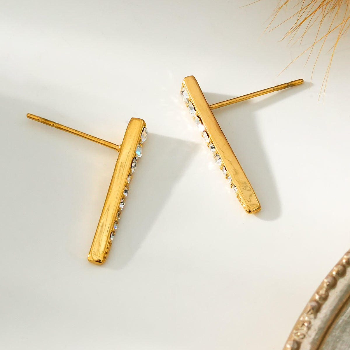 MAGNOLIA Gold : Clous d'oreilles minimalistes en forme de barre sertie de zircons pavés