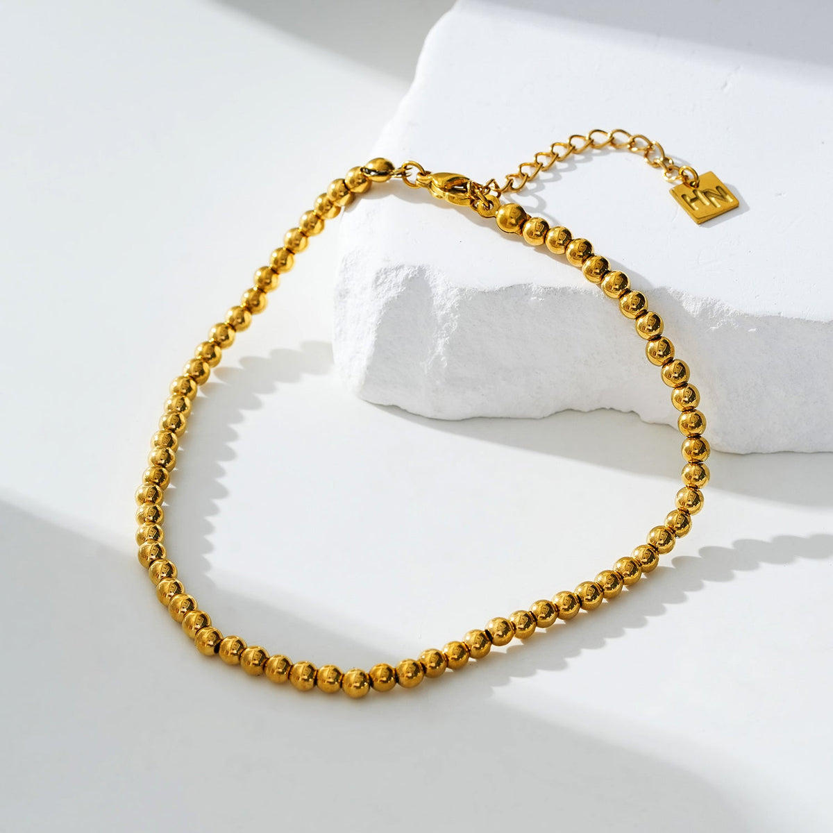 MANAMI LG : Chaîne de cheville contemporaine en or avec perles-boules