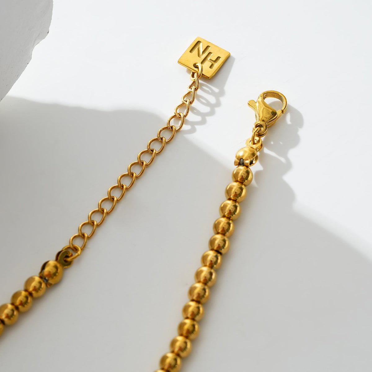 MANAMI LG : Chaîne de cheville contemporaine en or avec perles-boules