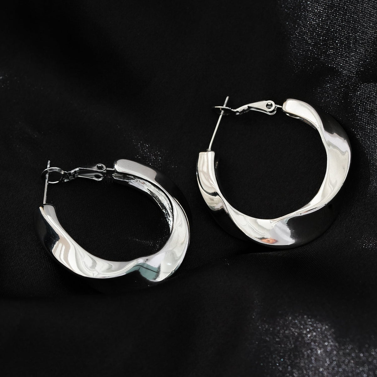 Style MARFA Or Blanc (Tons Argentés) : Boucles d'Oreilles Créoles Abstraites Sculpturales