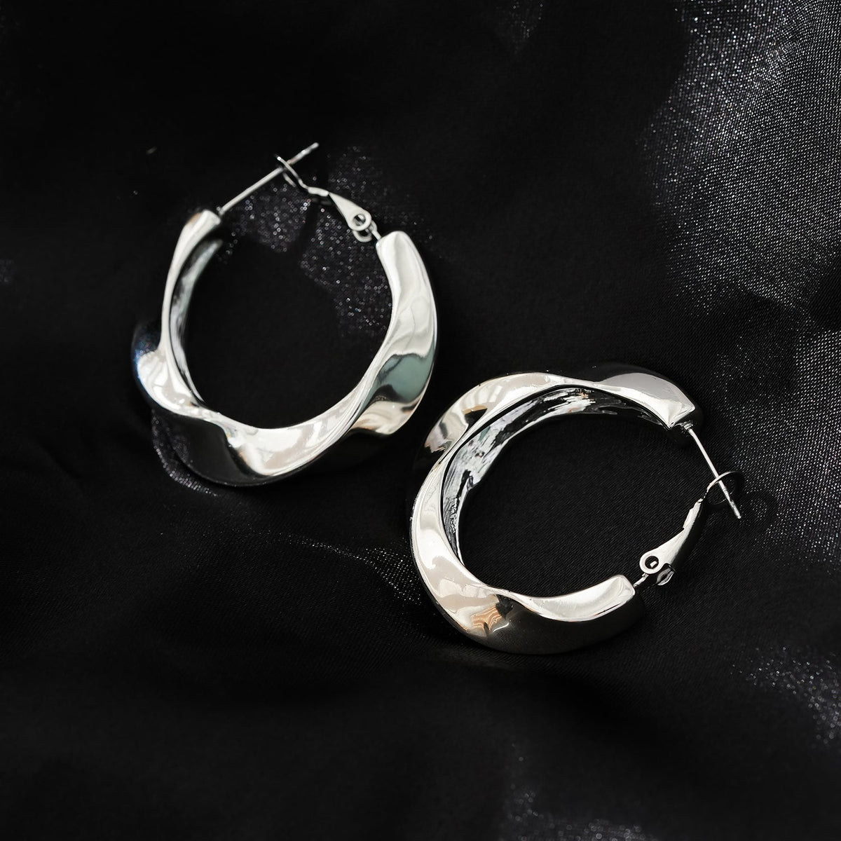 Style MARFA Or Blanc (Tons Argentés) : Boucles d'Oreilles Créoles Abstraites Sculpturales