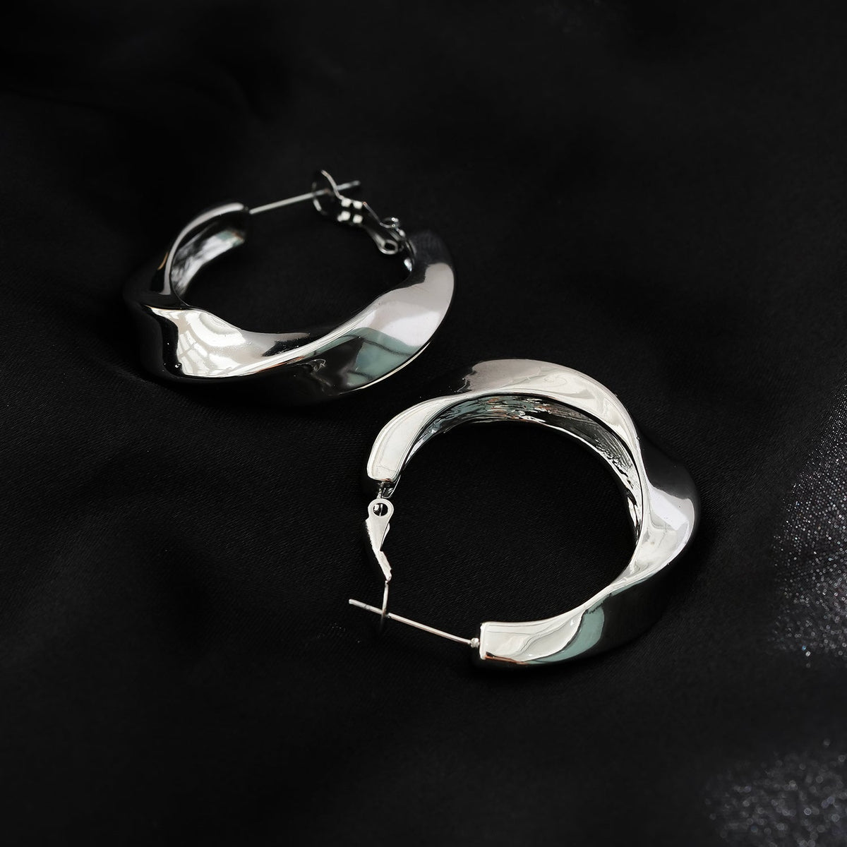Style MARFA Or Blanc (Tons Argentés) : Boucles d'Oreilles Créoles Abstraites Sculpturales
