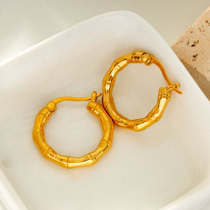 METIOS : Boucles d'oreilles créoles texturées en bambou dorées