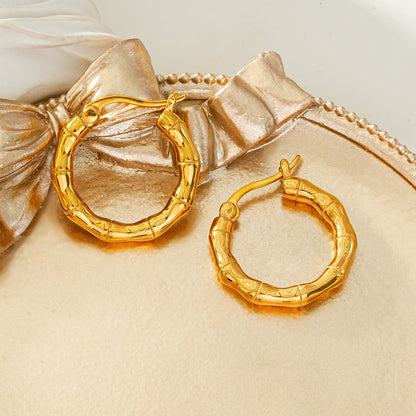 METIOS : Boucles d'oreilles créoles texturées en bambou dorées