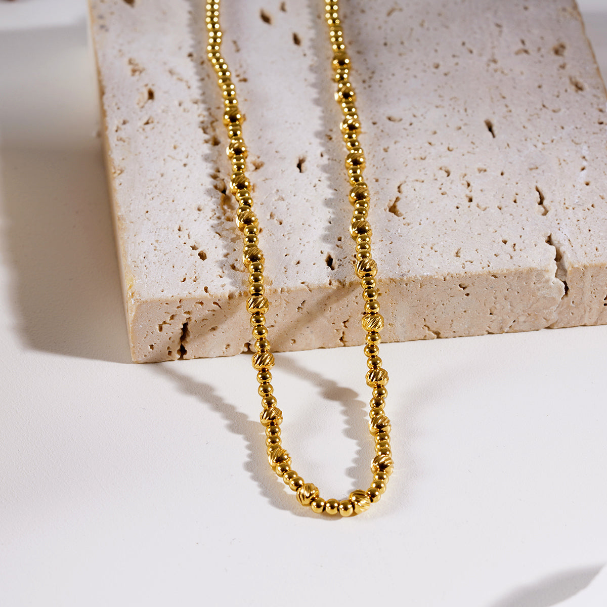 Style MILLIE : Collier chaîne en or à double perles fusionnées