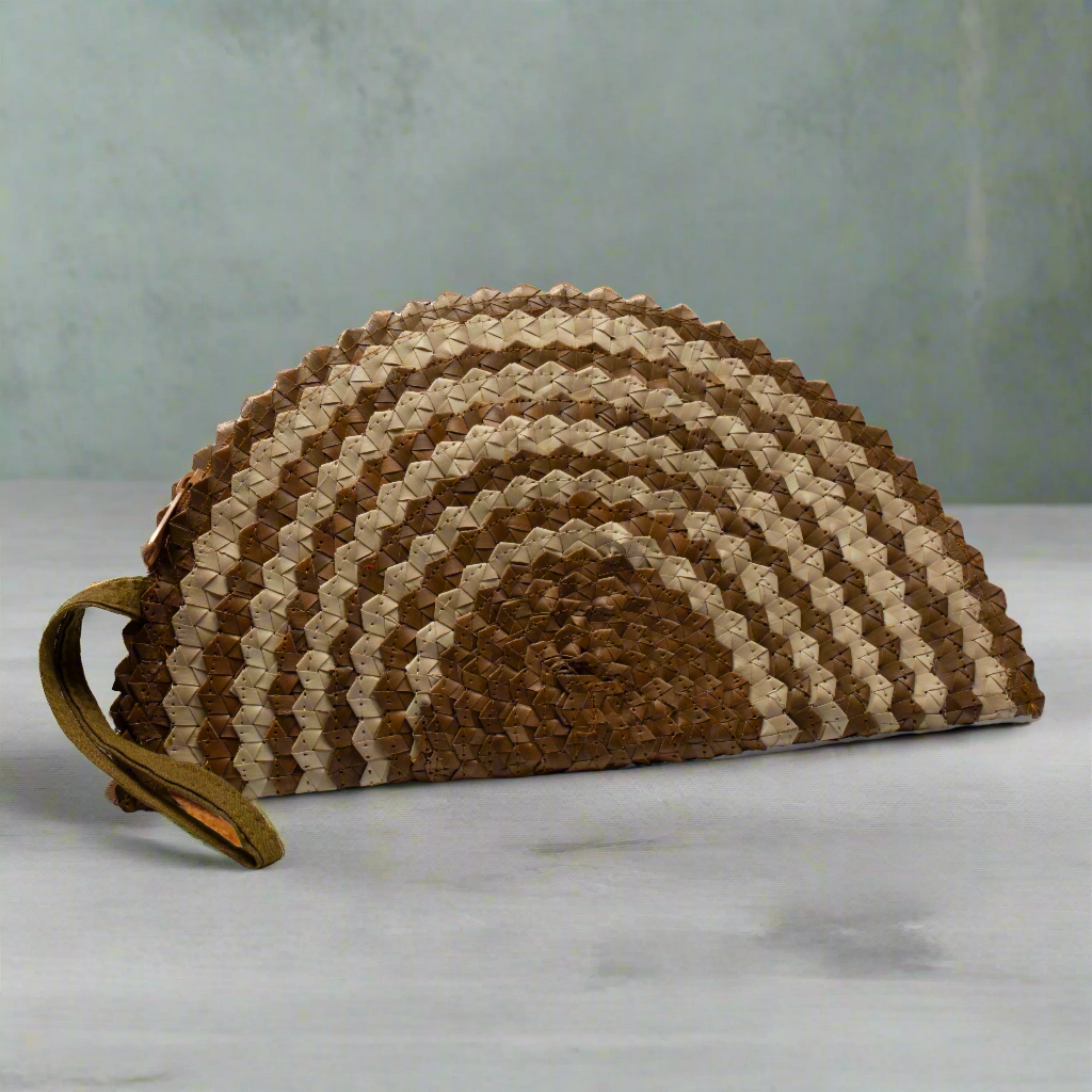 Pochette demi-lune en feuille de pandan - Mélange de couleurs naturelles