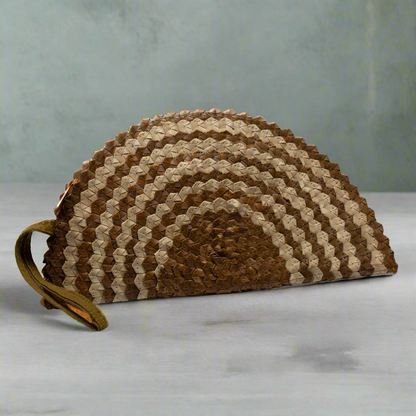 Pochette demi-lune en feuille de pandan - Mélange de couleurs naturelles