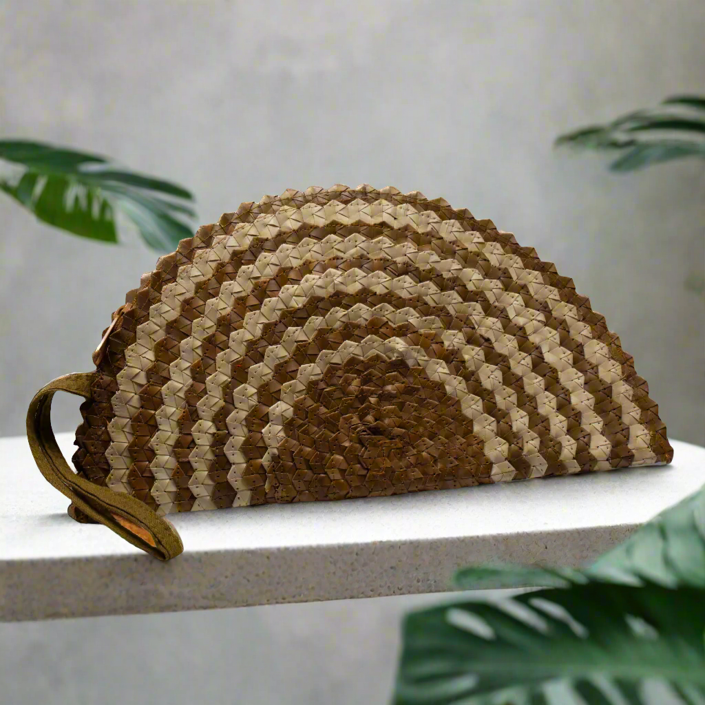 Pochette demi-lune en feuille de pandan - Mélange de couleurs naturelles