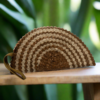 Pochette demi-lune en feuille de pandan - Mélange de couleurs naturelles