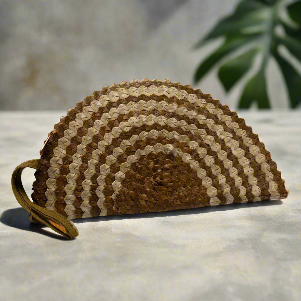 Pochette demi-lune en feuille de pandan - Mélange de couleurs naturelles
