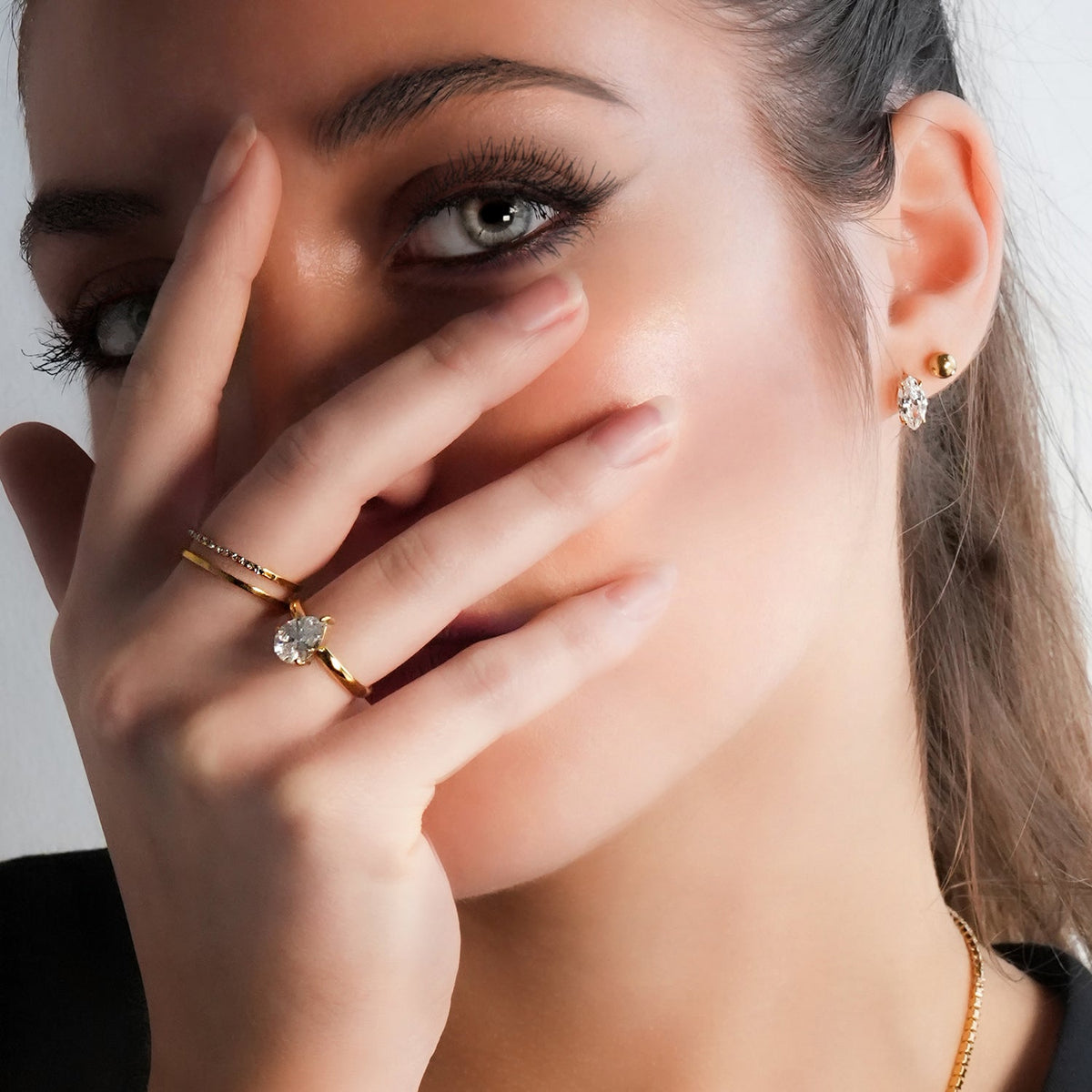 DIMONDA : Bague classique en or avec zircone centrale en forme de goutte d'eau proéminente
