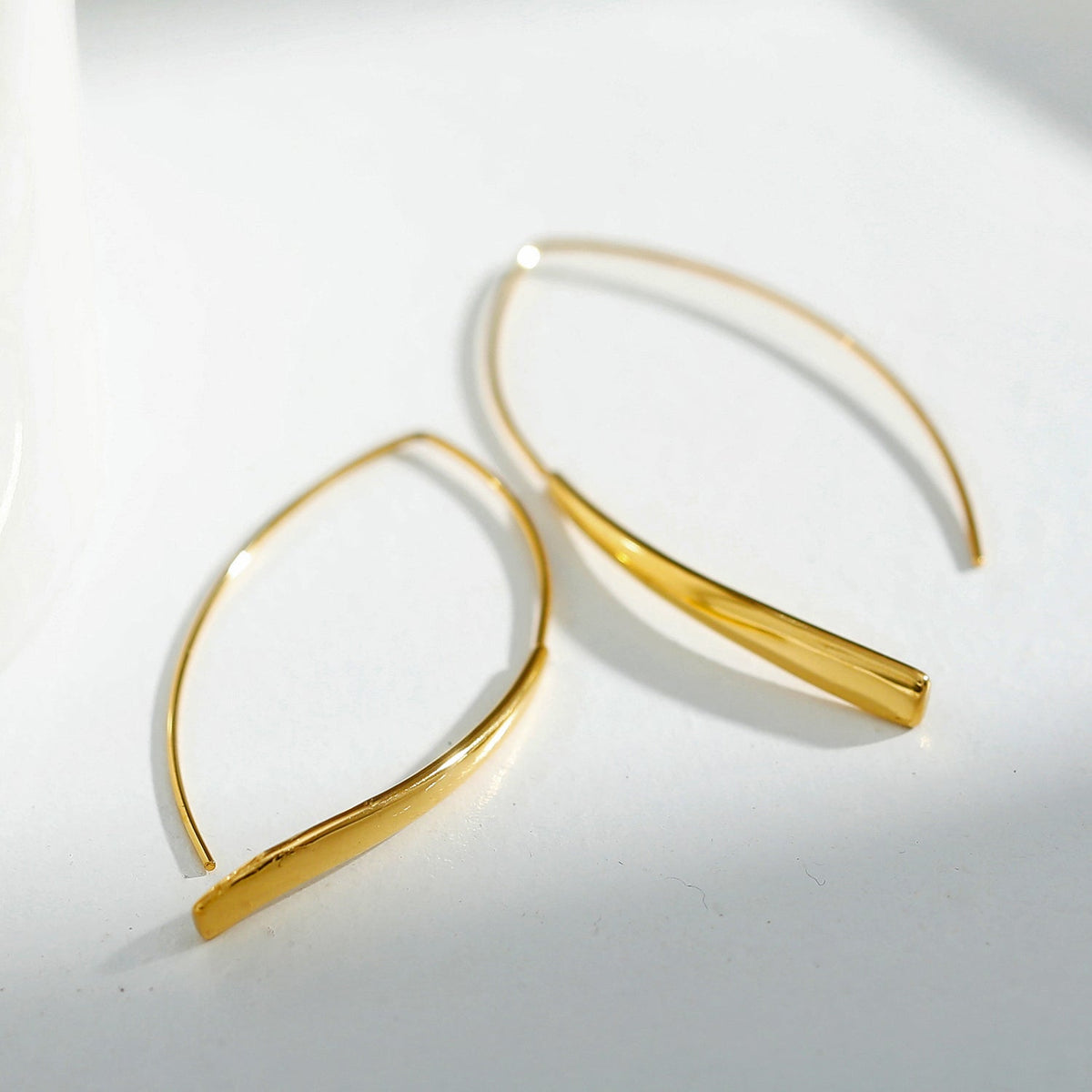 XIMENA: Boucles d'oreilles créoles dorées à courbes géométriques