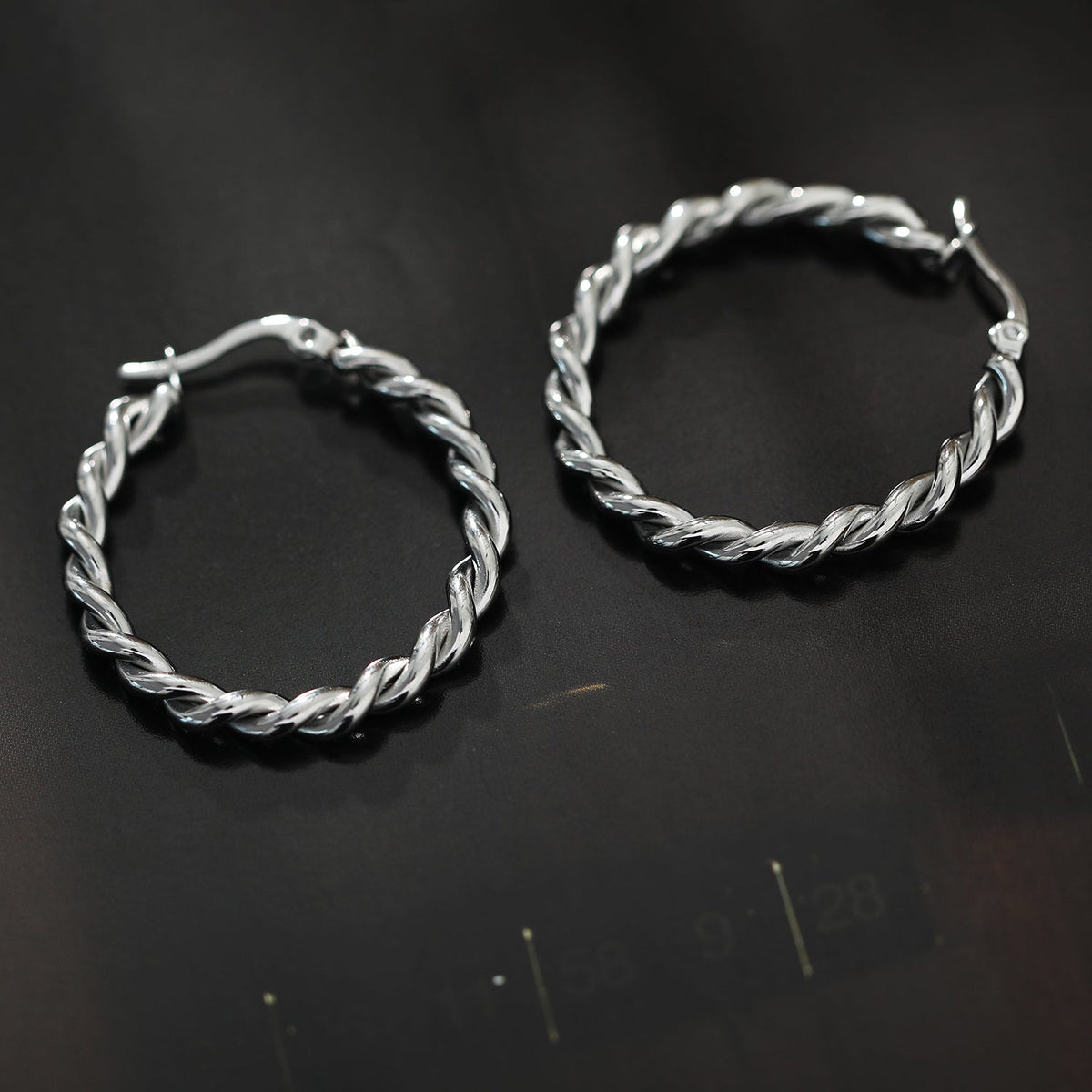Boucles d'oreilles créoles torsadées SUKI en argent