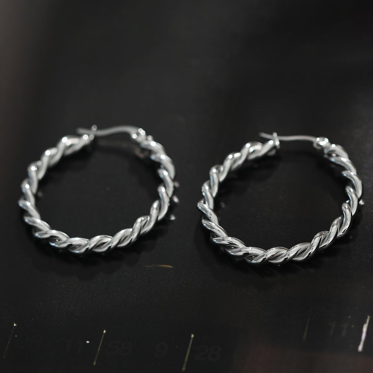 Boucles d'oreilles créoles torsadées SUKI en argent