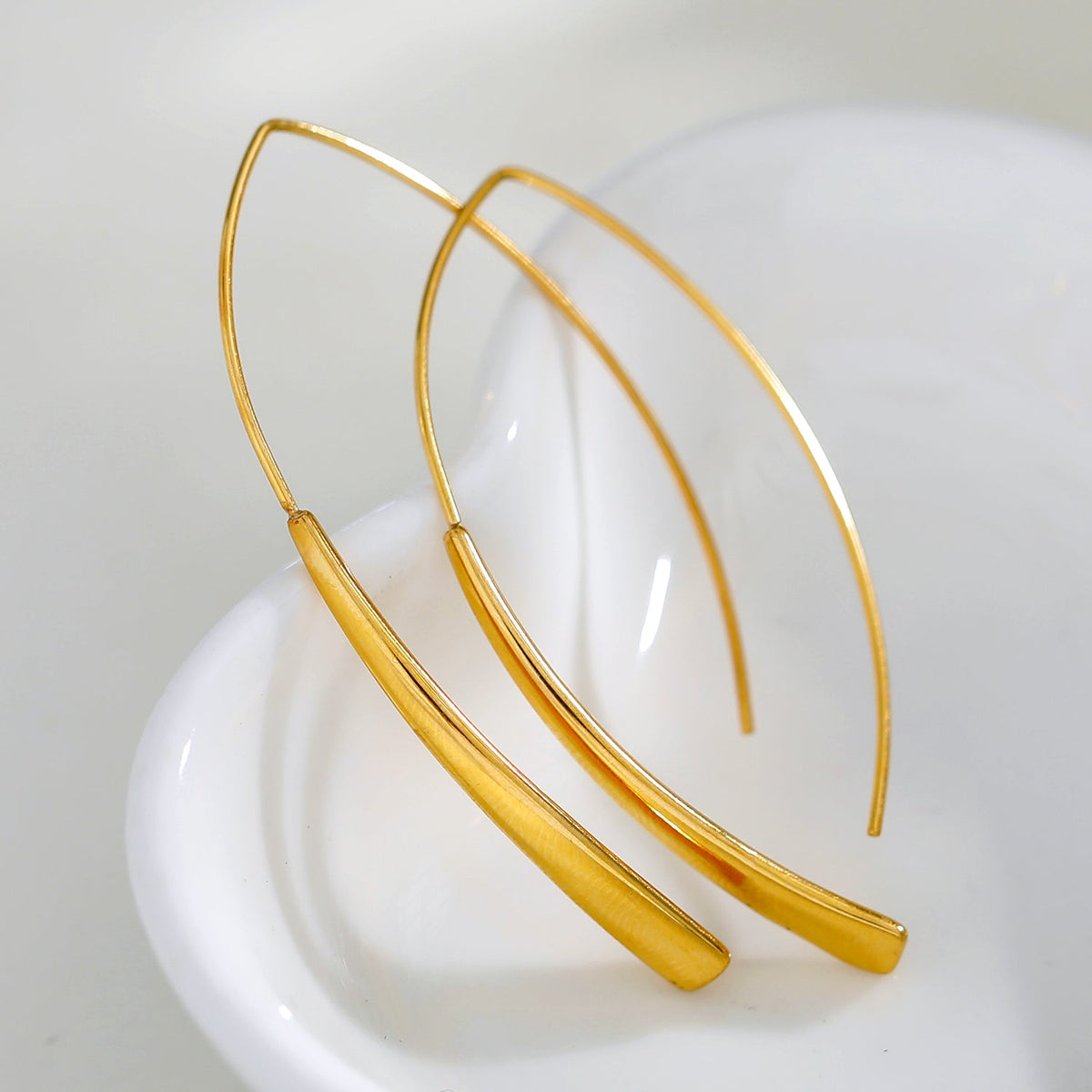 XIMENA: Boucles d'oreilles créoles dorées à courbes géométriques
