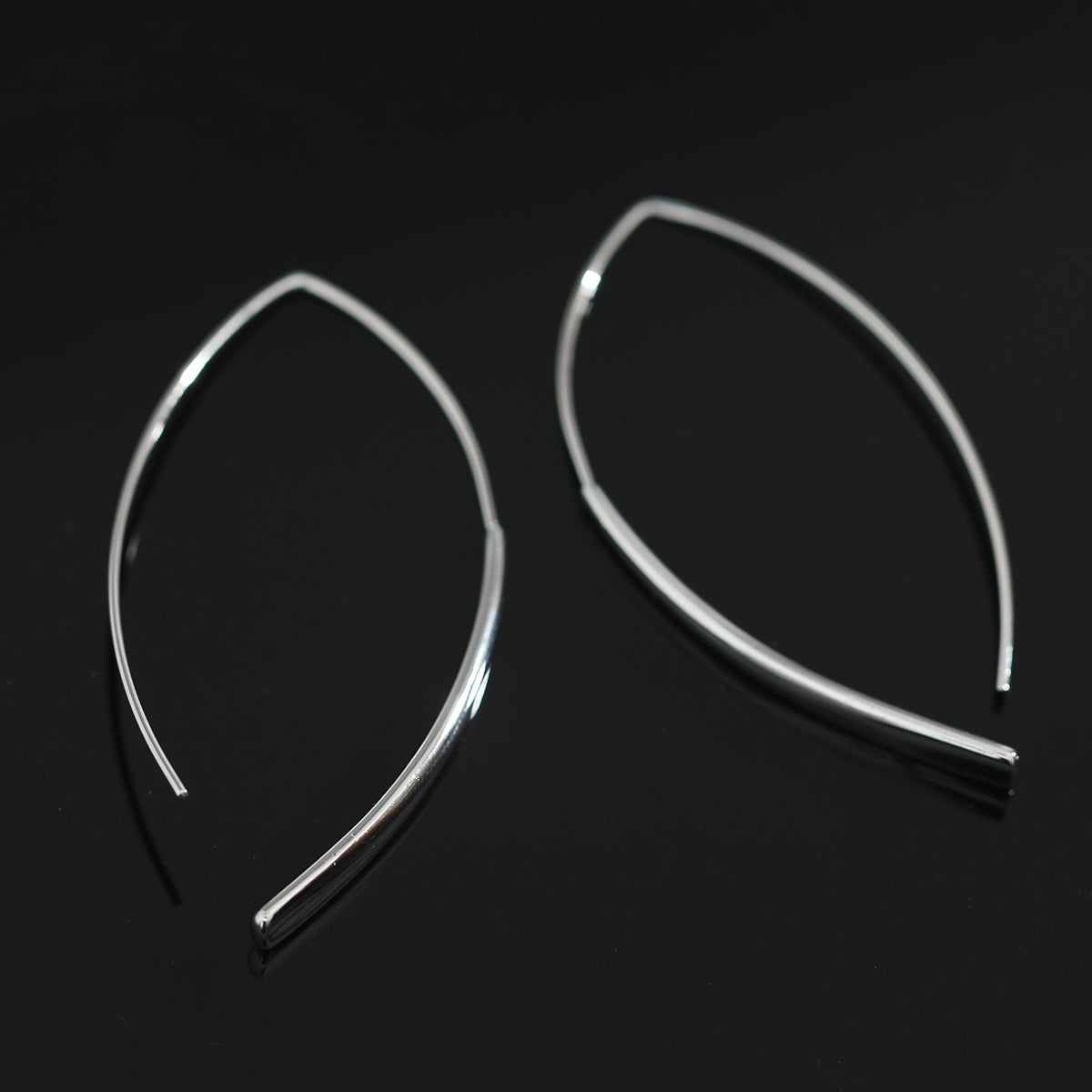 Créoles argentées XIMENA courbes géométriques