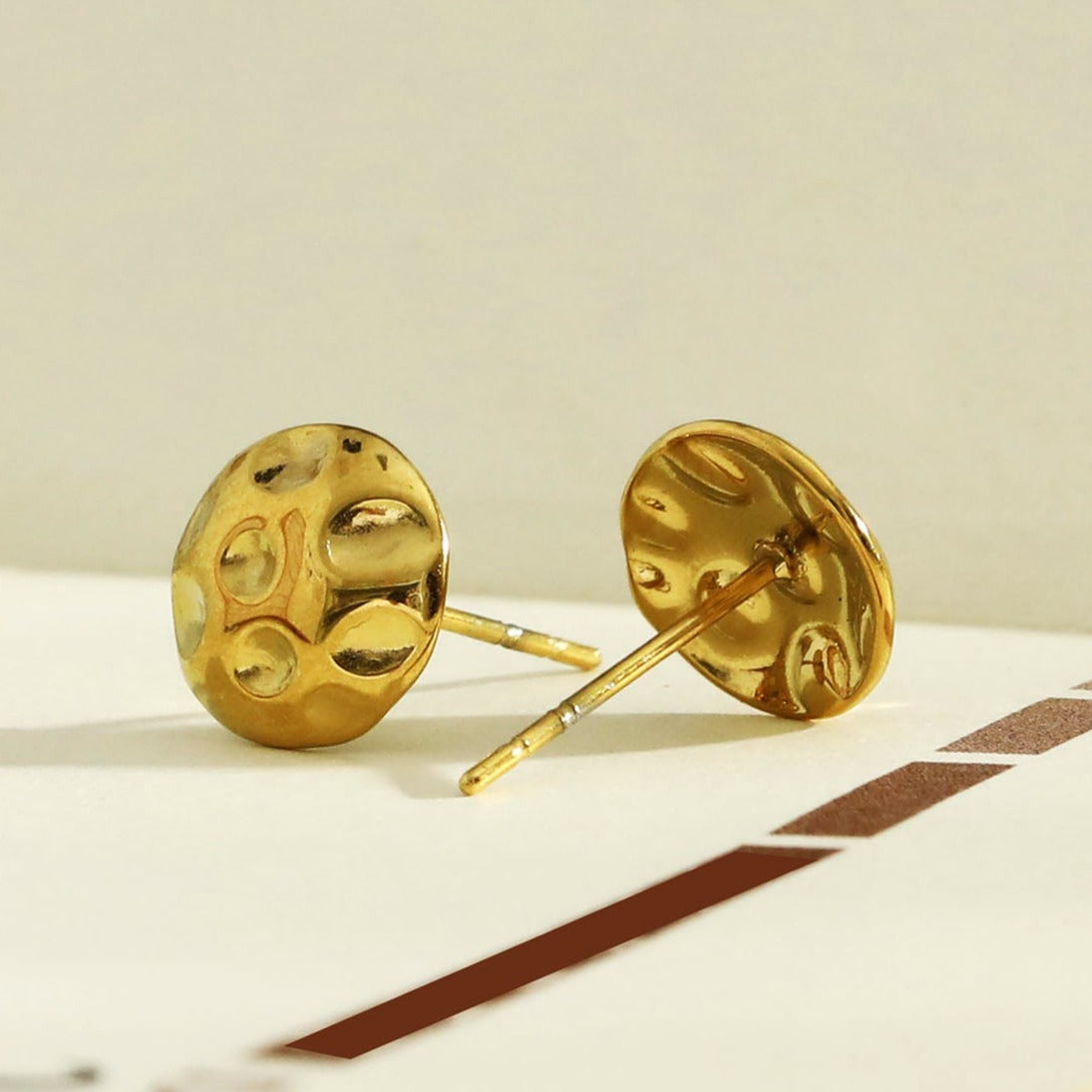 Boucles d'oreilles clous disque texturé SIGRID