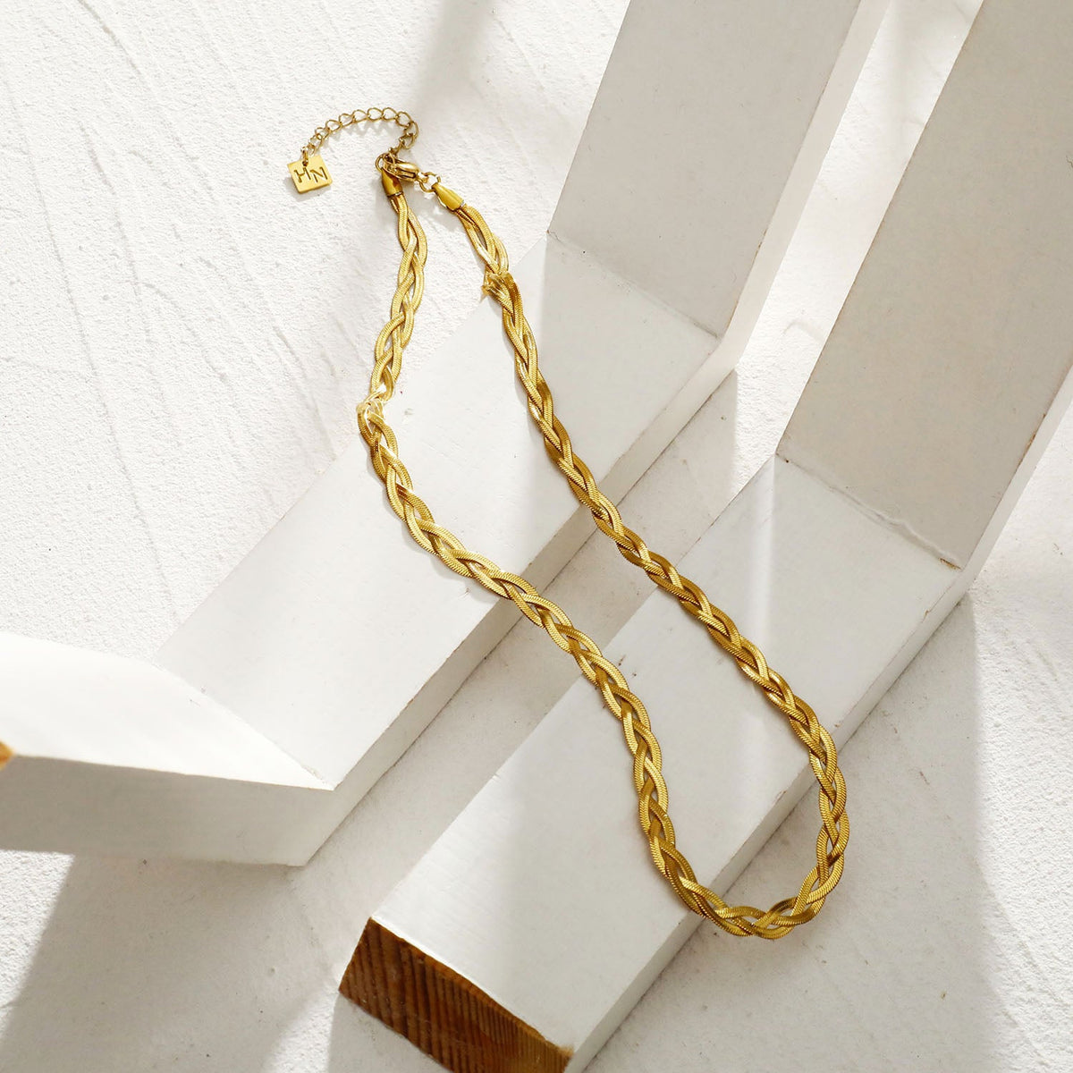 TARA Gold : Collier texture peau de serpent à chevrons entrelacés.