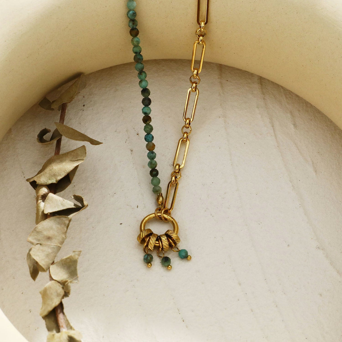 LYON : Collier en or avec pendentif charme en pierre naturelle turquoise africaine style bohème-chic