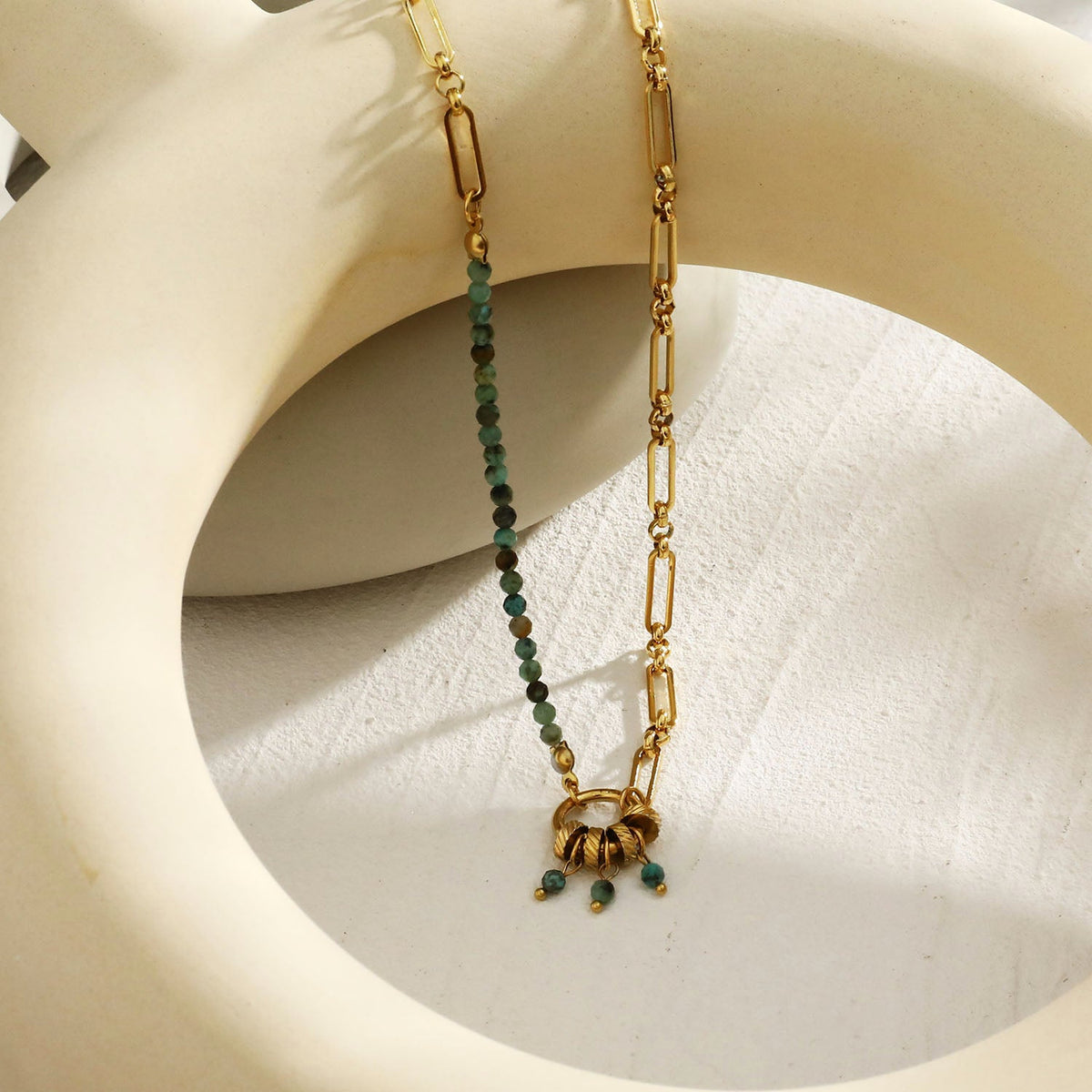 LYON : Collier en or avec pendentif charme en pierre naturelle turquoise africaine style bohème-chic