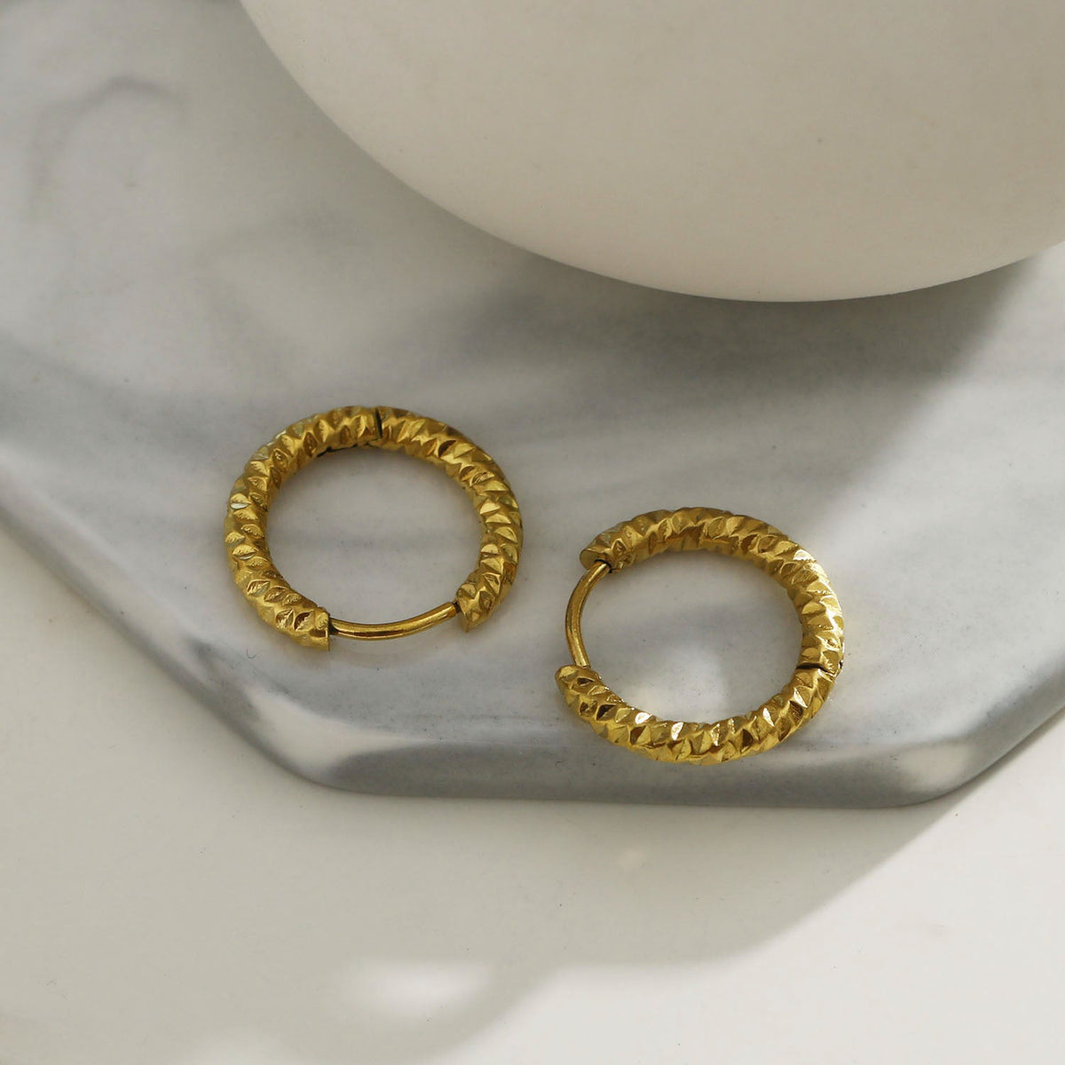 VISCONTA Gold : Finition ciselée - Boucles d'oreilles mini créoles à surface texturée