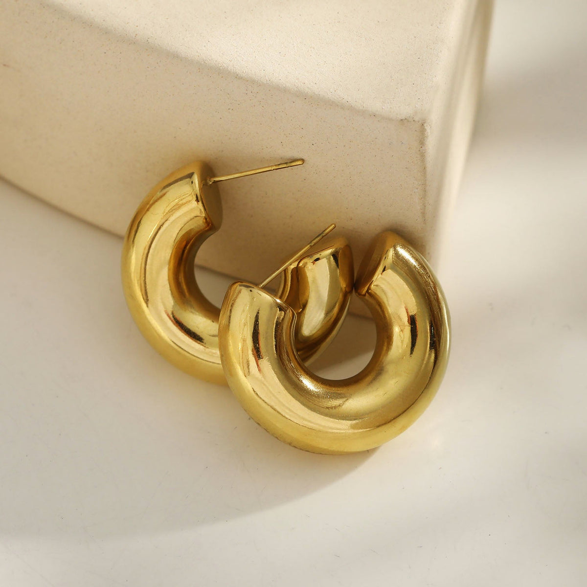 Boucles d'oreilles créoles tubulaires style DEMONTE, creuses et épaisses, à surface lisse, en or