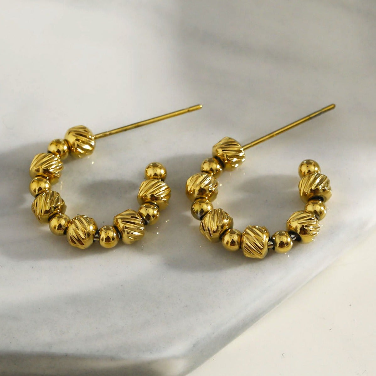 Boucles d'oreilles créoles LUANDA contrastées dorées et perlées