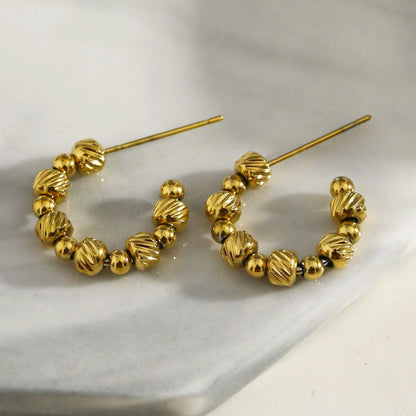 Boucles d'oreilles créoles LUANDA contrastées dorées et perlées