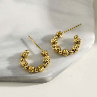 Boucles d'oreilles créoles LUANDA contrastées dorées et perlées