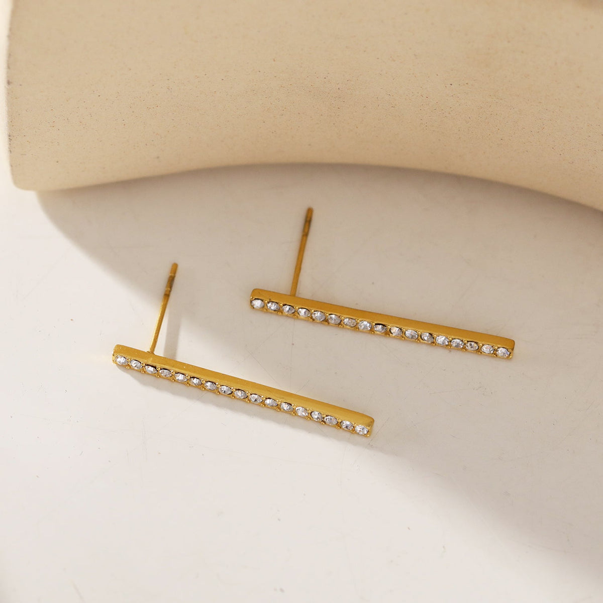 REGINA : Clous d'oreilles pavés avec pierres en zircone