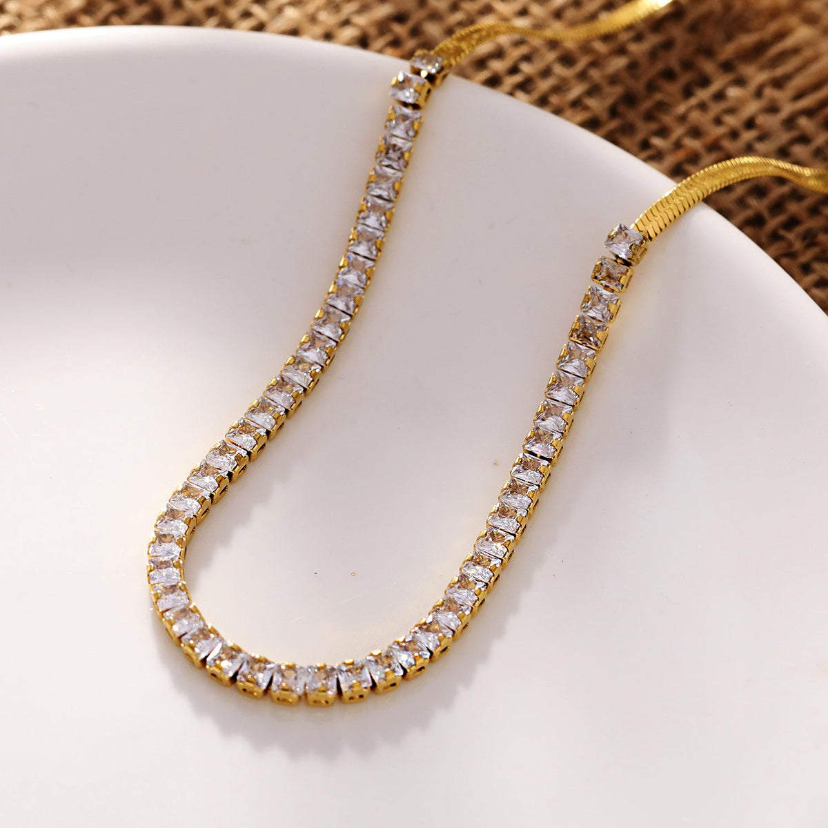 MESTIA : Collier combiné avec chaînes texturées peau de serpent et tennis