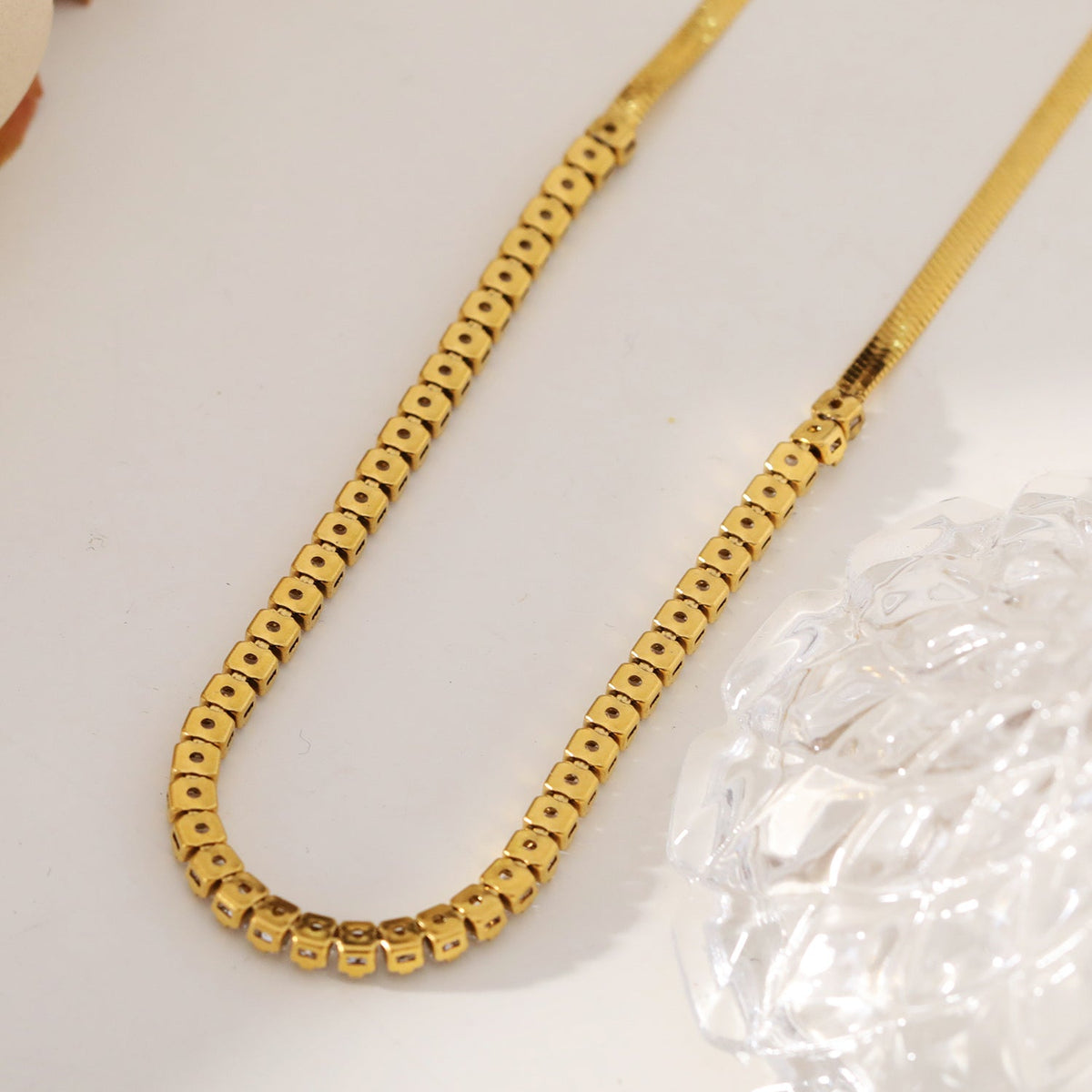 MESTIA : Collier combiné avec chaînes texturées peau de serpent et tennis