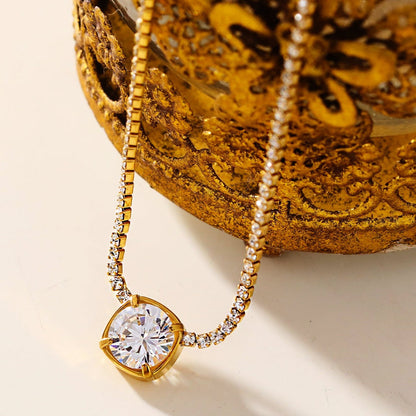 AURA : Pendentif oxyde de zirconium serti sur une chaîne perlée de mini-oxydes de zirconium