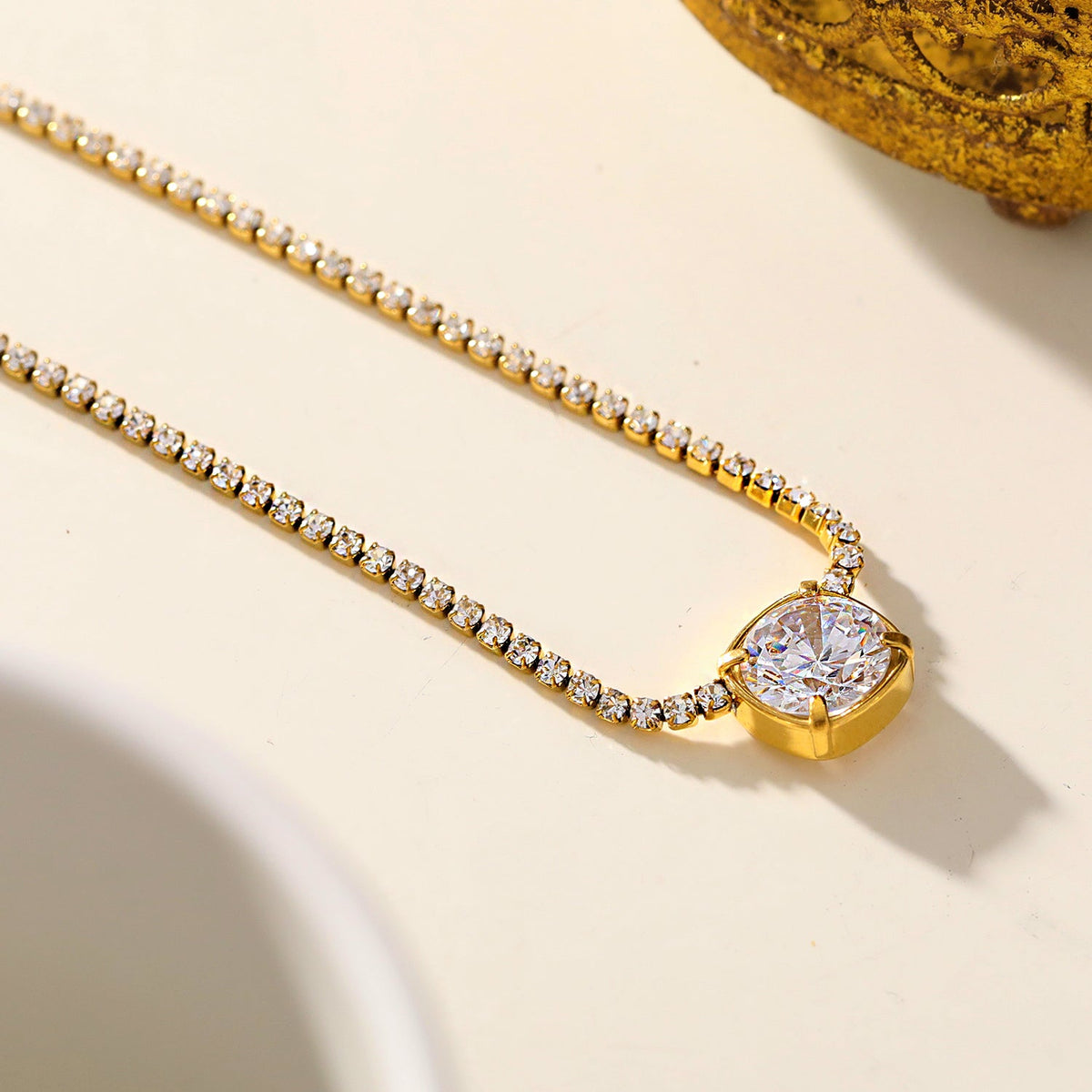 AURA : Pendentif oxyde de zirconium serti sur une chaîne perlée de mini-oxydes de zirconium