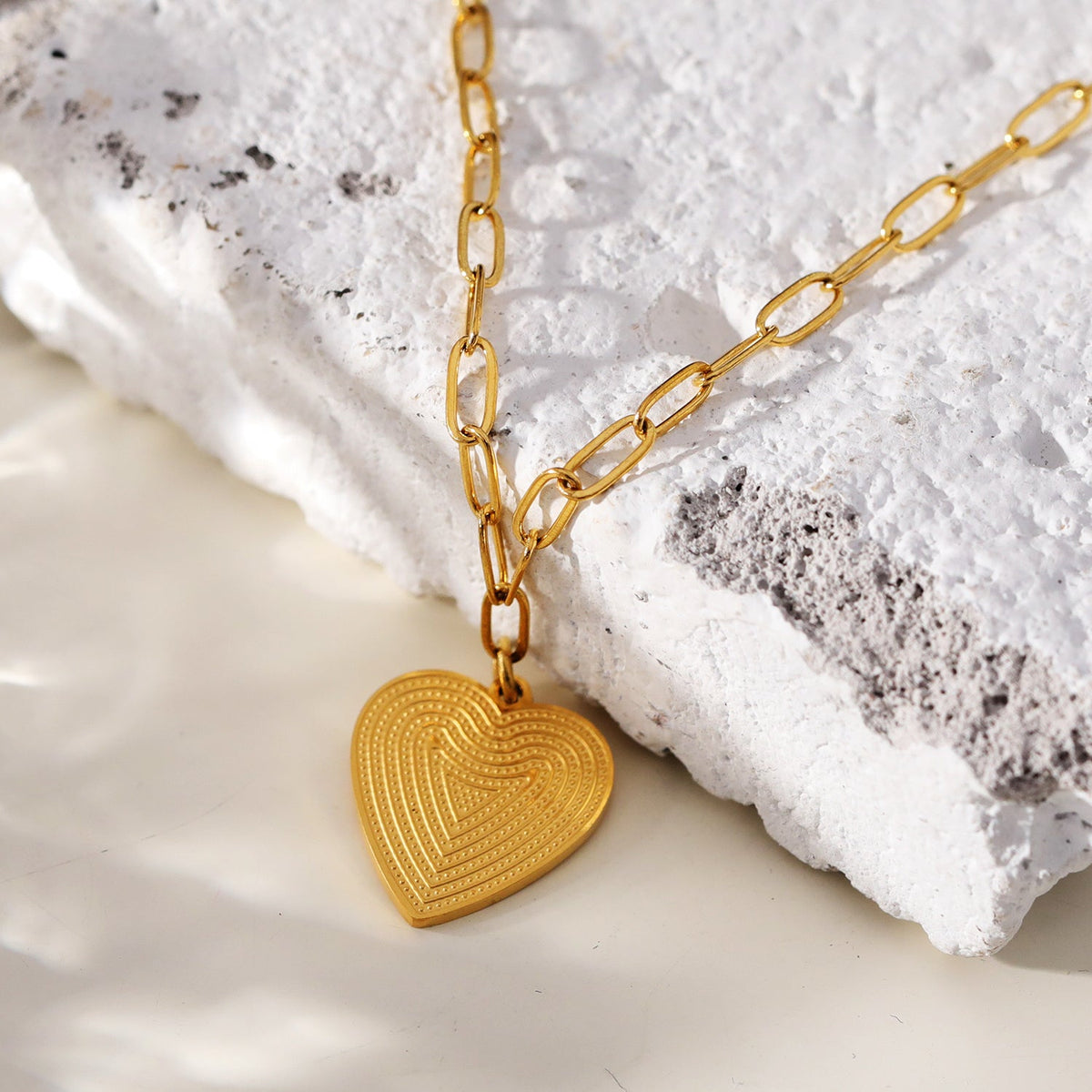Style ALARA : Mini chaîne trombone avec un pendentif cœur à motif doré